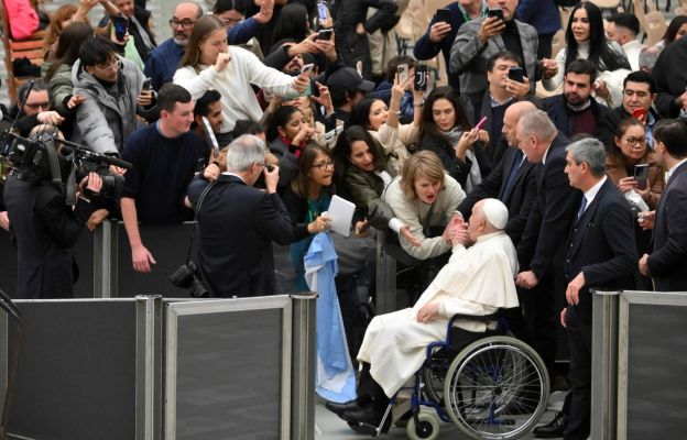 Papież Franciszek pozdrawia wiernych podczas cotygodniowej audiencji generalnej w Sali Pawła VI w Watykanie