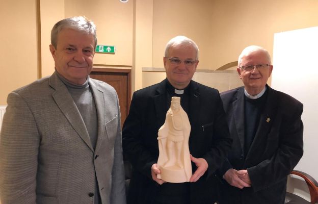 Podczas spotkania z bp. Markiem Mendykiem, Jan Skowera (od lewej), ks. prał. Marian Kopko (od prawej)