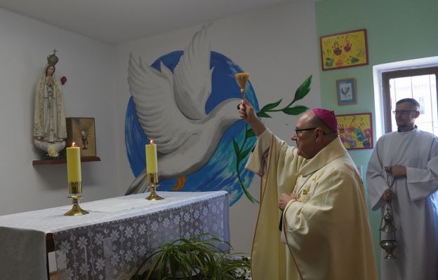 Bp Jacek Kiciński wprowadził do więziennej kaplicy Najświętszy Sakrament i pobłogosławił ją.