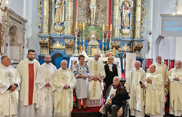 Pamiątkowe zdjęcie uczestników konsekracji