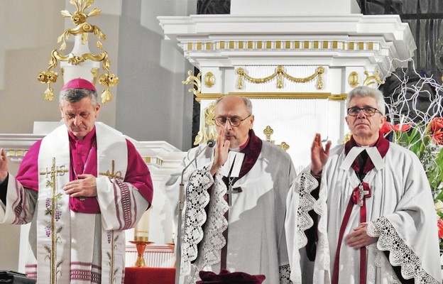 Biskupi udzielają wspólnego błogosławieństwa