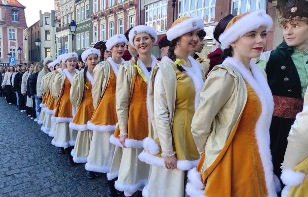 Uczestnicy Poloneza Maturzystów na wałbrzyskim Rynku w tradycyjnych strojach, symbolizując elegancję i doniosłość wydarzenia