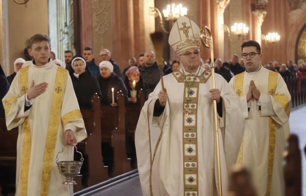 Bp Marek Mendyk podczas obrzędu pokropienia świec