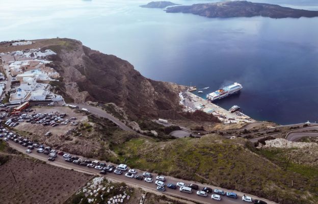 Chaos w porcie na greckiej wyspie Santorini