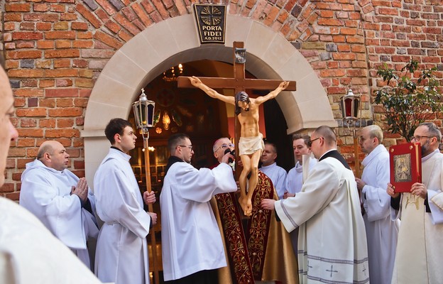 Bp Tadeusz Lityński z asystą liturgiczną podczas inauguracji Roku Jubileuszowego w Zielonej Górze