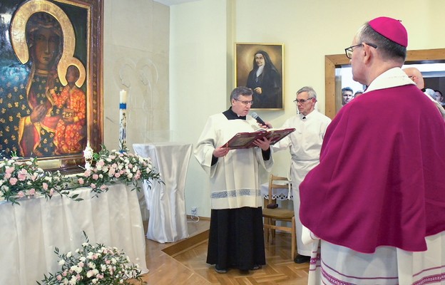 Wraz z siostrami wizerunek Matki Bożej witał bp Andrzej Przybylski