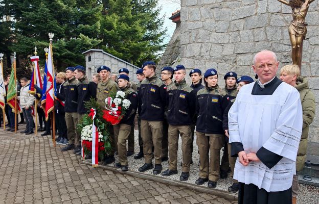 Młodzież klas mundurowych i ks. kan. Władysław Terpiłowski