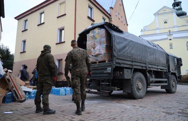 Żołnierze WOT z Zamościa przy rozładunku pomocy humanitarnej przed plebanią zniszczoną w wyniku powodzi