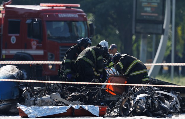 Członkowie straży pożarnej w Sao Paulo podczas pracy na miejscu katastrofy małego samolotu w Sao Paulo.