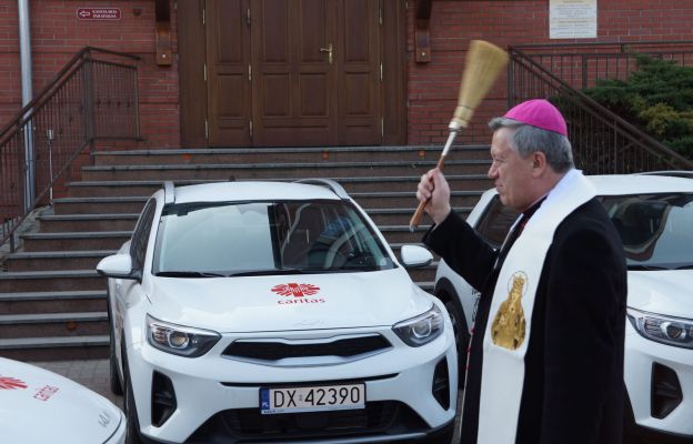 Arcybiskup Józef Kupny poświęcił nową flotę samochodów