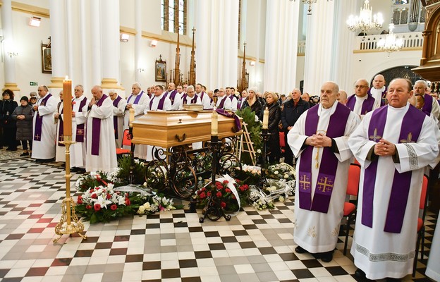 Mszę św. pogrzebową celebrowano w kościele w Sadownem