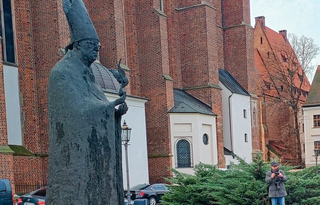 Patronem szlaku jest kard. Bolesław Kominek, którego pomnik znajduje się przy kościele NMP na Piasku