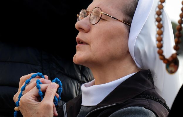 Wierni modlą się za papieża Franciszka pod Polikliniką Gemelli