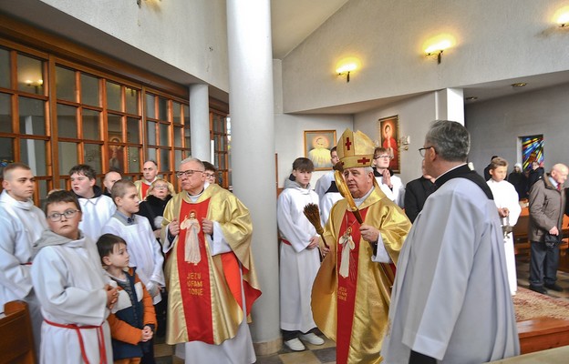 Bp Jan Piotrowski święci nowe witraże