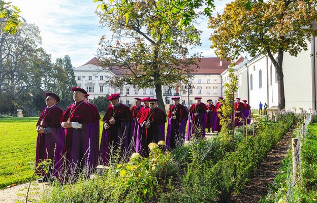 Członkowie bractwa w ogrodach św. Józefa