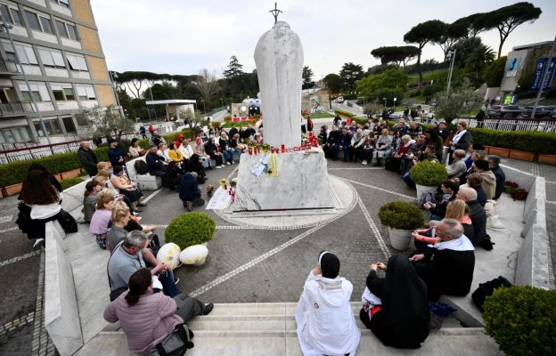 Wierni modlą się pod Kliniką Gemelli, gdzie leczony jest papież Franciszek