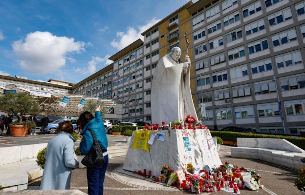 Klinika Gemelli: papież zdalnie uczestniczy w rekolekcjach, podejmuje terapię