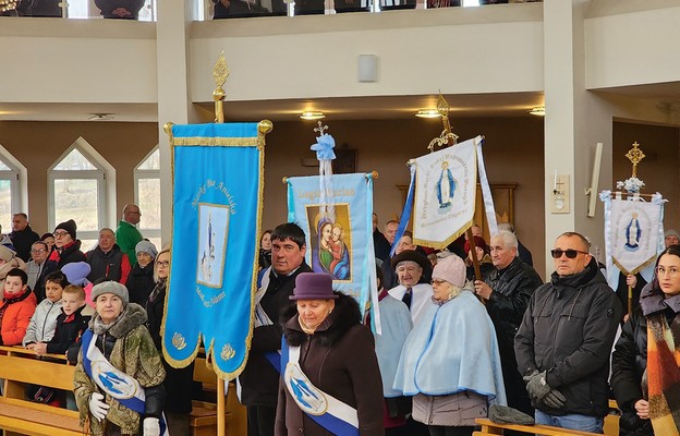 Procesyjne wejście legionistów do świątyni