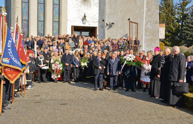 Modlitwa przed grobem ks. Stanisława Palimąki