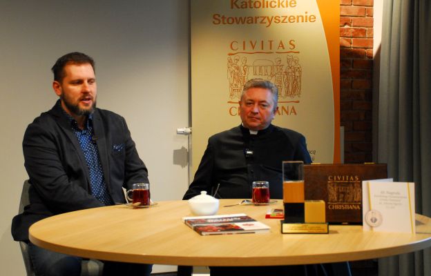 Na spotkaniu w Civitas Christiana o działalności wrocławskiej Caritas opowiadali ks. Dariusz Amrogowicz i Paweł Trawka. 