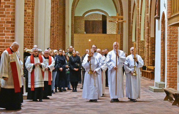 W Drodze Krzyżowej uczestniczyło wielu księży i wiernych