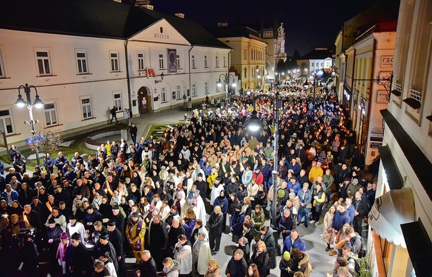 Około 6 tysięcy uczestników wyruszyło na Drogę Krzyżową ulicami Rzeszowa