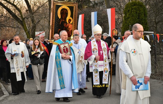 Wzgórze, na którym wznosi się nasz kościół, też należy do Maryi – podkreśla
ks. Andrzej Sobota