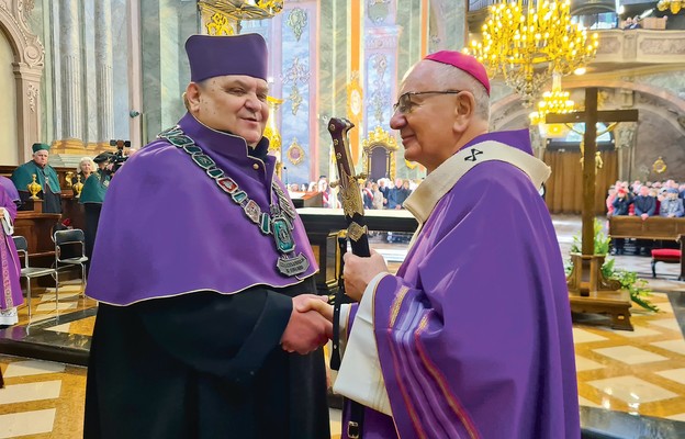 Przekazanie „Szabli Kilińskiego” abp. Stanisławowi Budzikowi