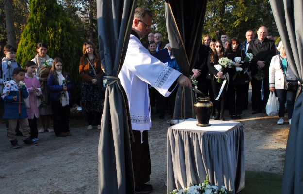 Pochówkowi przewodniczył franciszkanin o. Dominik Banaś.